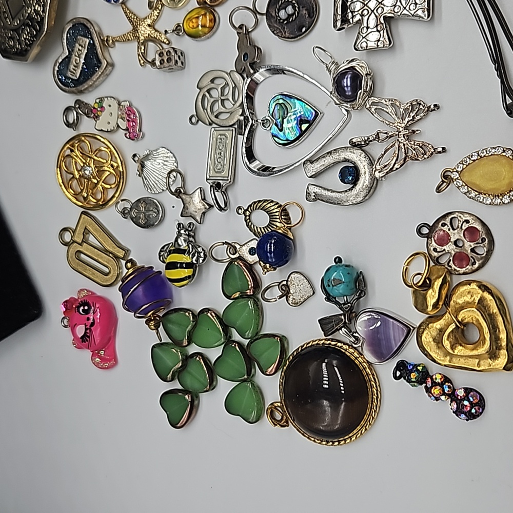 Lot of 74 pc costume jewelry assorted - Picture 8 of 17